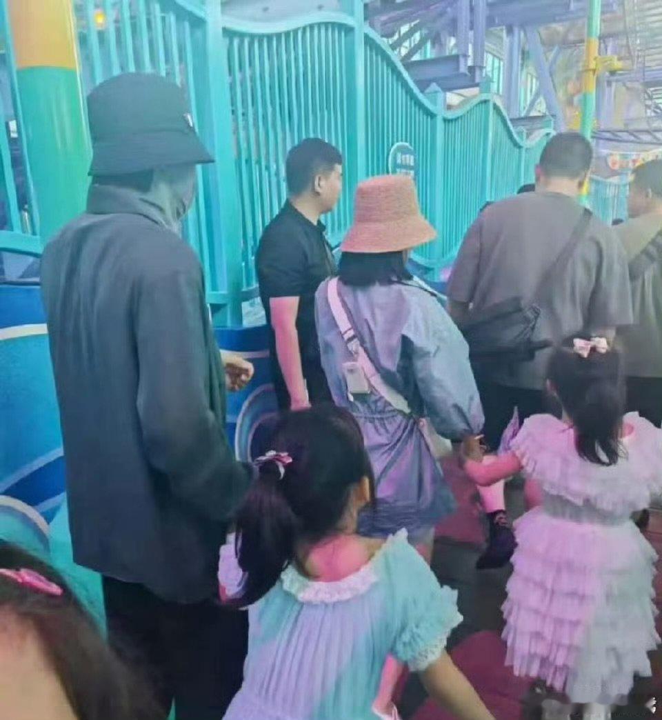 环球影城偶遇谢娜偶遇谢娜带女儿逛环球影城一边用心主持乘风，一边贴心陪伴女儿，谢娜