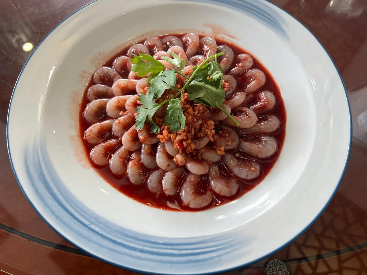 这个你们吃过吗？喜不喜欢吃？我们这里的特色呛虾，虾肉是软糯的。
