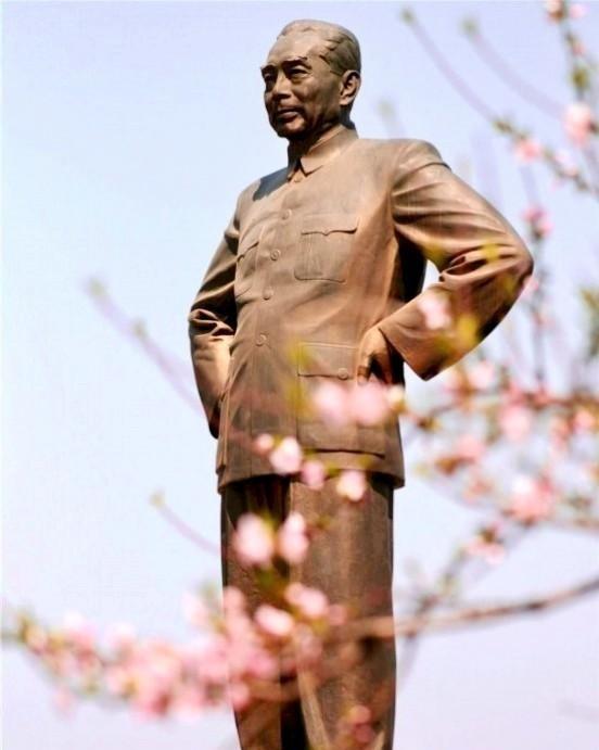 众所周知，我们敬爱的周恩来总理酒量很好，不但善喝、能喝，而且一生饮酒极有节制，公