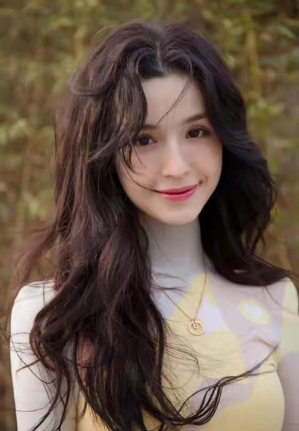 哈尼克孜美颜暴击，这甜笑甜到心坎，太治愈啦！ 