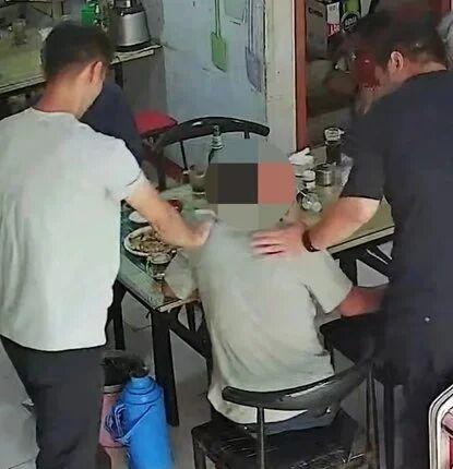 山东德州禹城市两名办案民警在城区一家饺子馆用餐休整时，意外撞见追踪多日的盗窃嫌疑