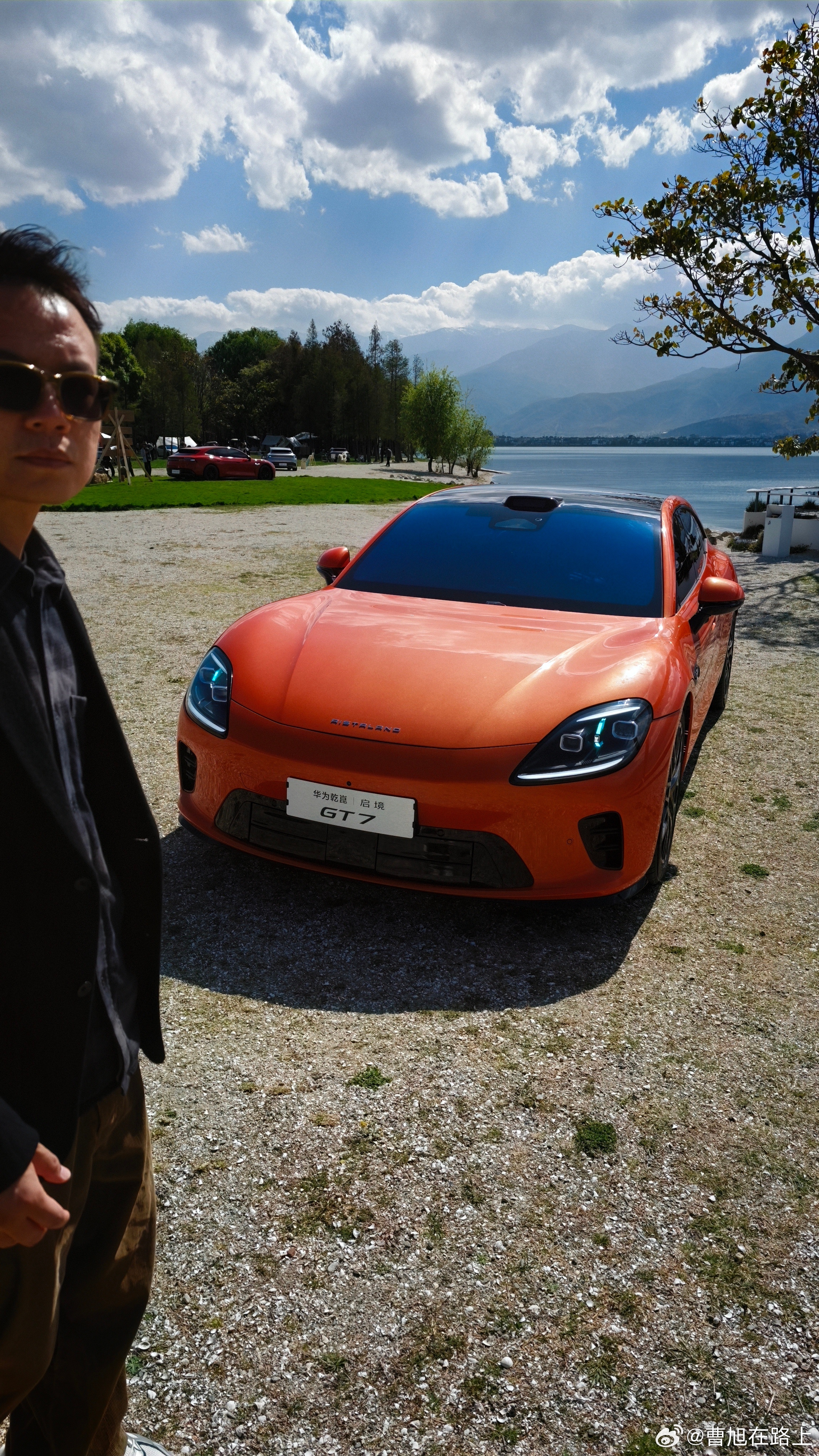 颜值始终是第一促进消费力在日光充沛的云南大理光 一缕一缕的刺透云层把启境GT7的