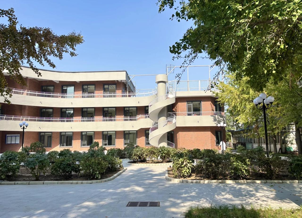 谁家学校在校园里建了一座三层楼的医院啊？
中国传媒大学 是他是他就是他
我们的朋
