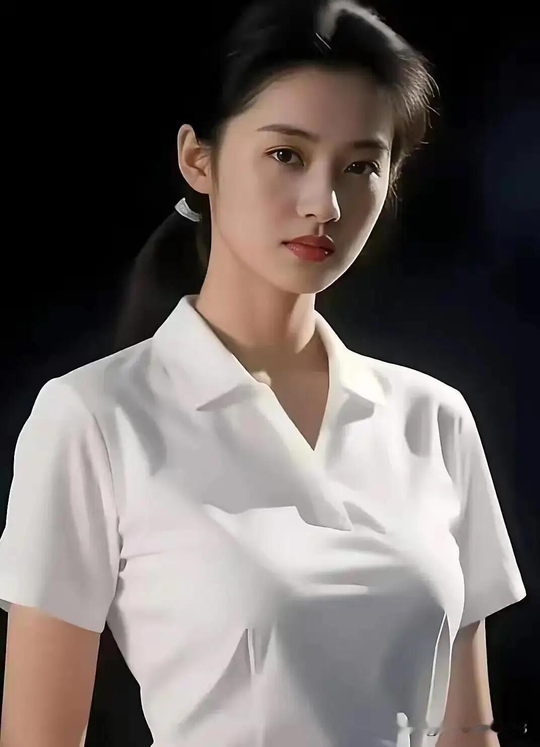她好漂亮啊，这是真正的国泰民安脸啊，不仅长得好看，而且特别有女人味，是最有气质的