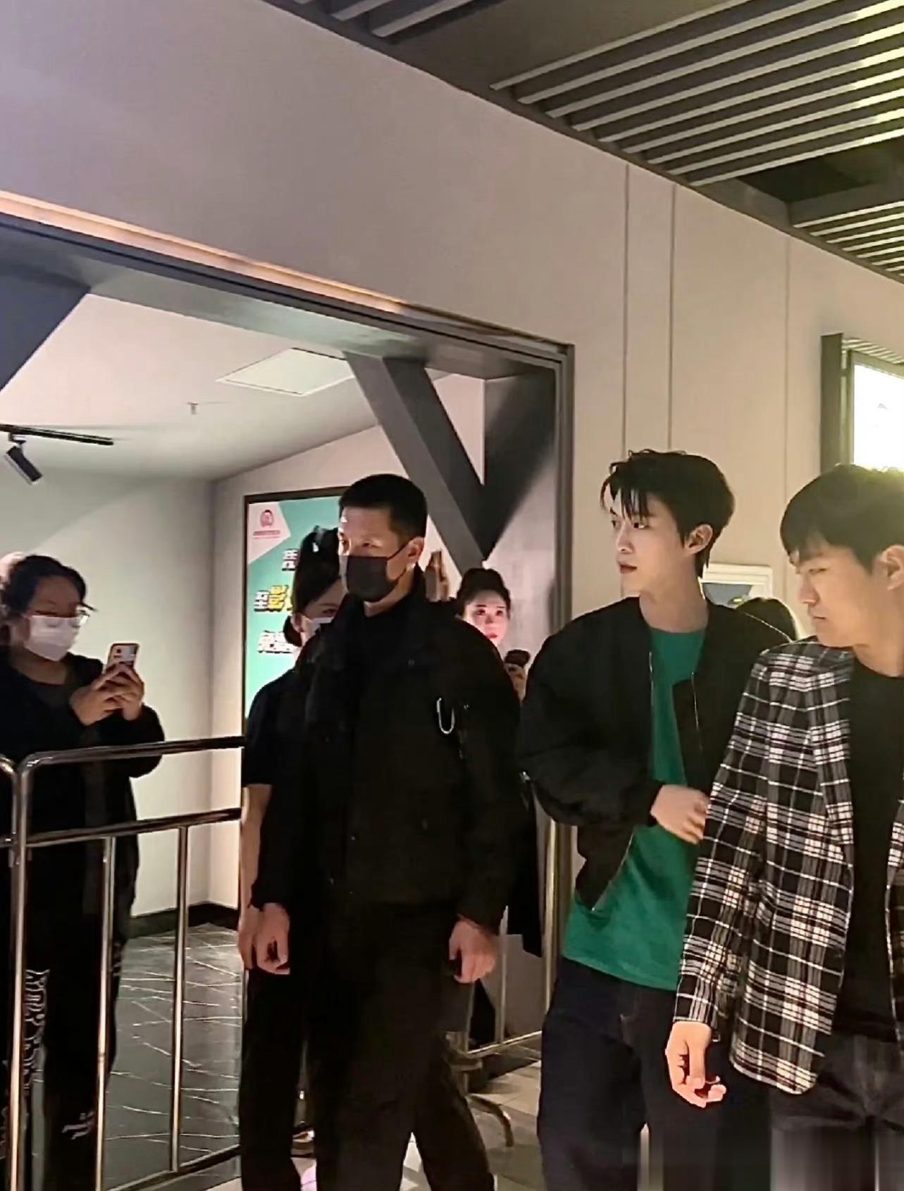 #范丞丞分点脖子给张百乔吧# 一个没脖子，一个长颈鹿，范丞丞分点给张百乔吧！ ​