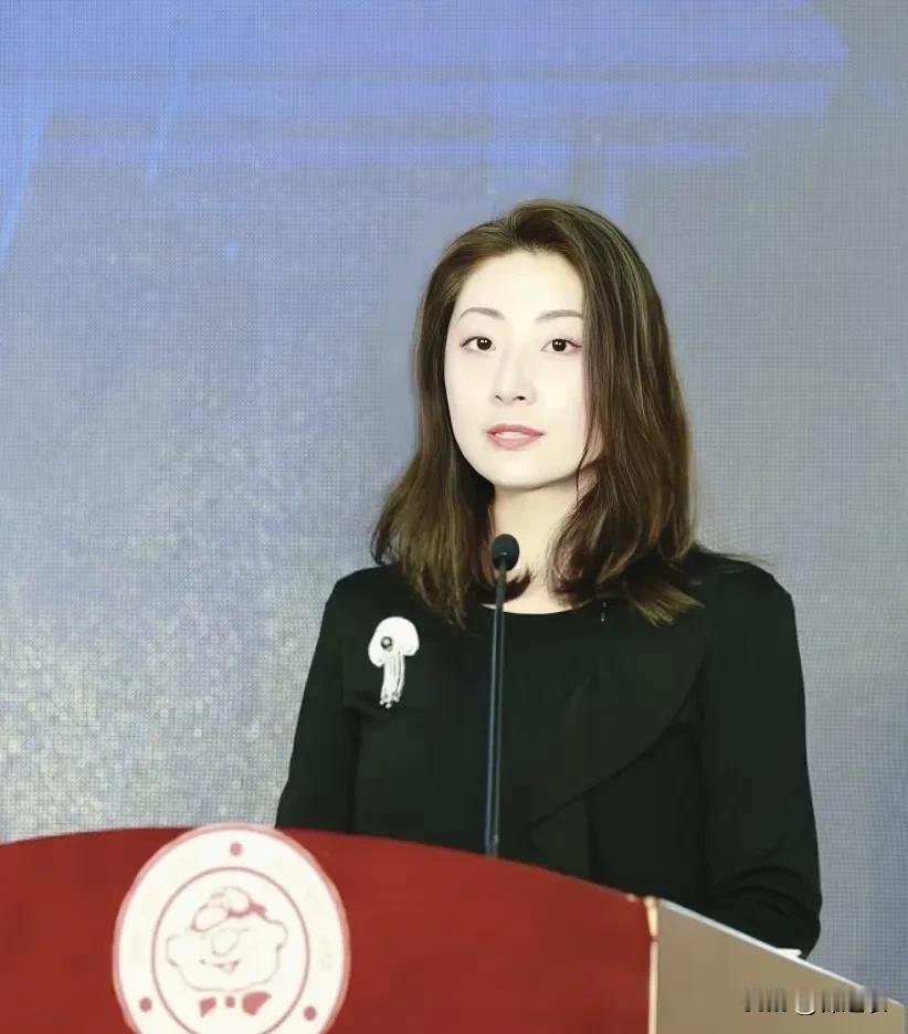 有网友说；其实很多人都没有看明白，因为一开始杜建英方面的确没有争夺公司股权和国内