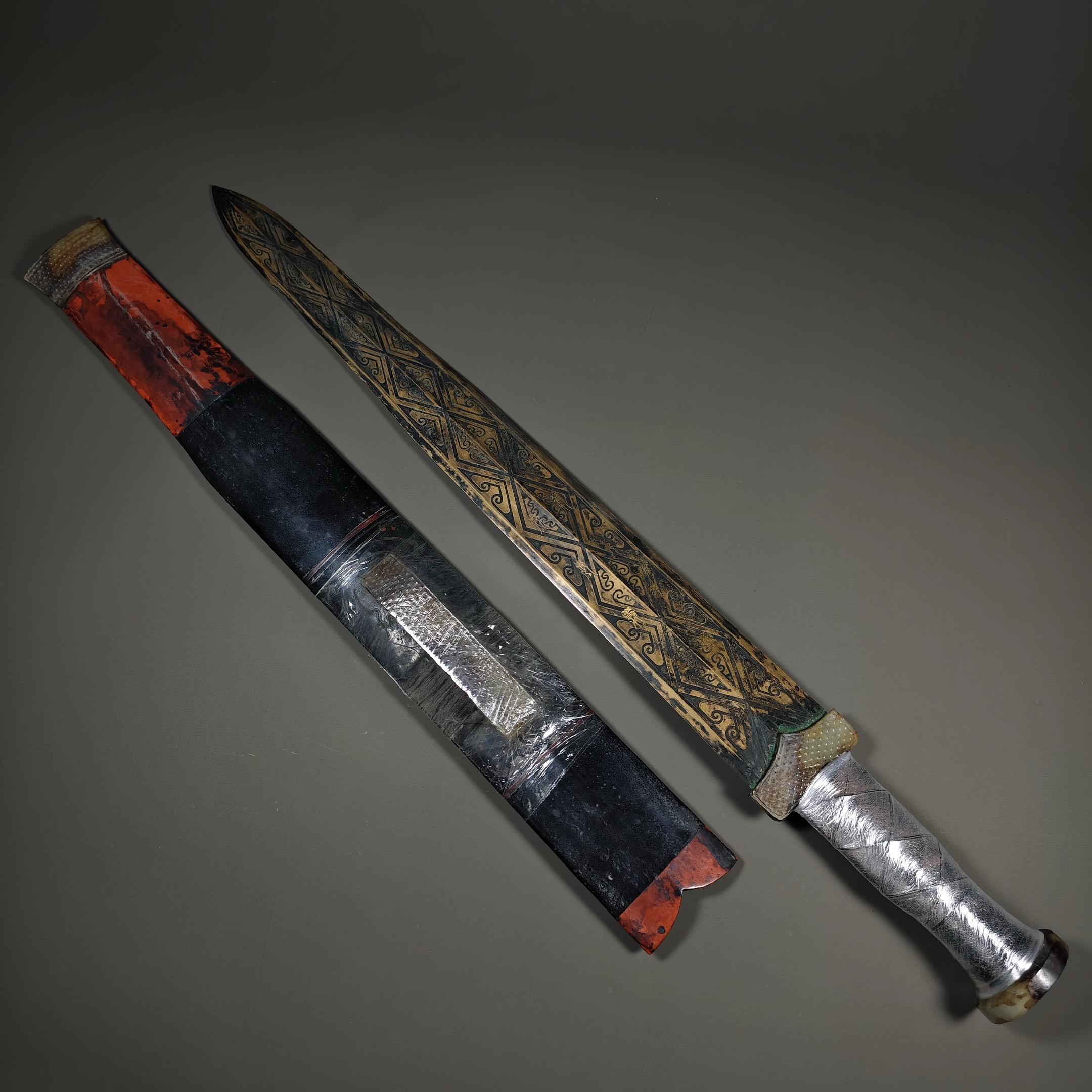 青铜剑。古铜剑，是中国古代的一种兵器。青铜剑是在早期商朝时期由青铜铸造...