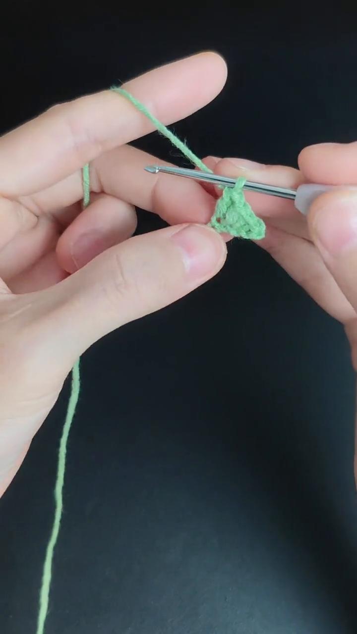 手把手教你钩织这片四叶草装饰品。
·用到的是4股的棉线和2.5毫米的钩针。
·锁