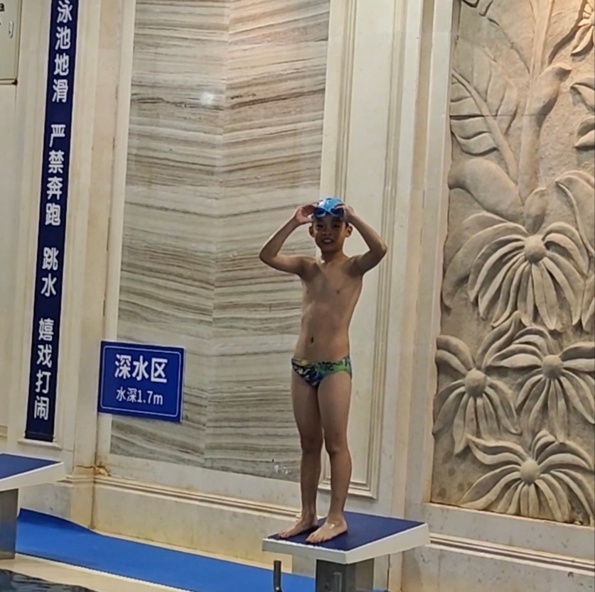 图一，是儿子刚进游泳队时候，一年级图二、图三是近期照片，三年级时光好快，两年一匆