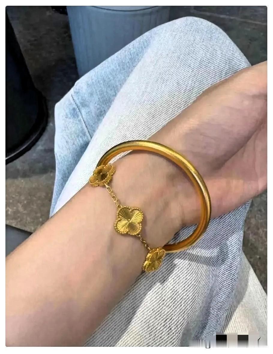 金价真的跳水了？
6月14日，
朋友今天入手一只42克的金镯子，总价只要4600