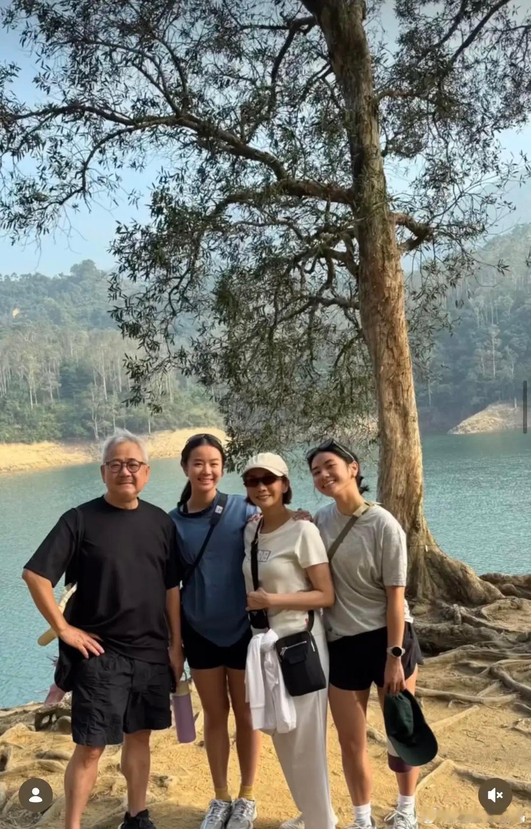 毛舜筠父亲节晒全家福，80岁丈夫白发显慈祥，长女携夫回香港庆祝！ 