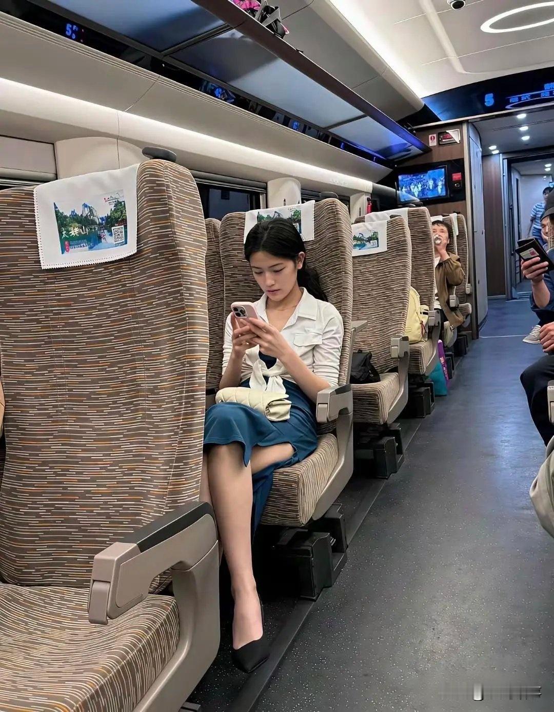 怎样搭讪？在线求…

坐高铁本来只想安安静静打瞌睡，结果旁边空位没来人，斜前方这