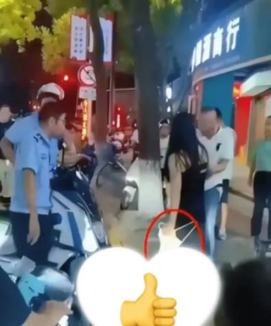 谁能想到，一件从天而降的贴身衣物，竟能在街头砸出一场火药味十足的警民调解？浙江温