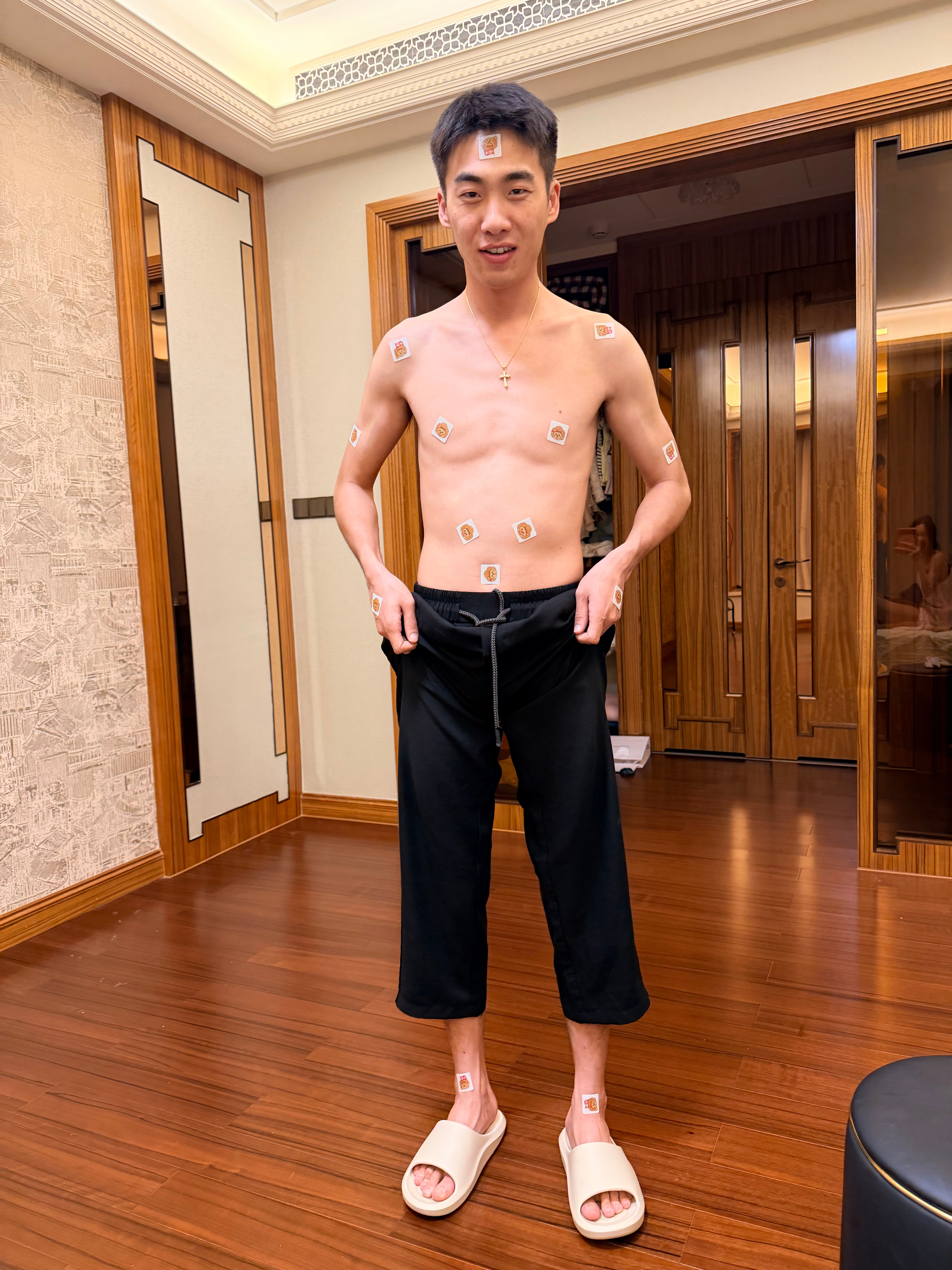 在打死十几只蚊子之后，想起来今天拆箱拆了个驱蚊贴，他给我贴心的贴了四个我拍照想发
