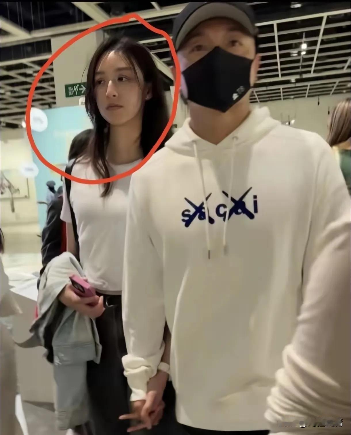 方力申娶叶萱，评论区却炸开了锅，有人骂他“捡破烂”，嘲她“蠢到被洗脑”，隔着屏幕