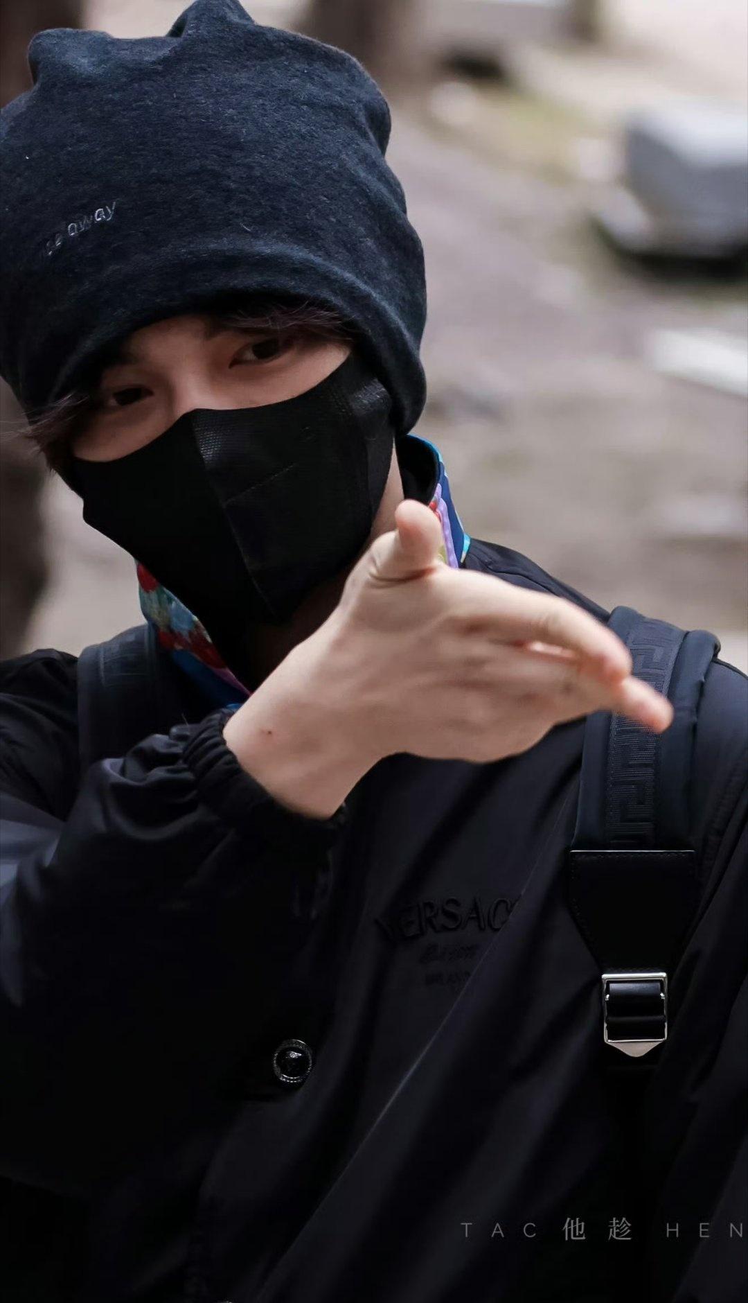 | 陈伦
看见你的笑容，就会开心，就会温暖，你真的很棒很棒。💚@丁禹兮💚 丁