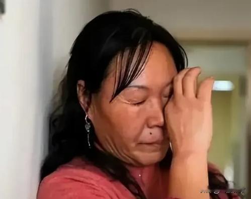 父亲去世后，我跟着继母生活，一天深夜我已经睡下，继母却突然悄悄摸进了房间！我赶紧