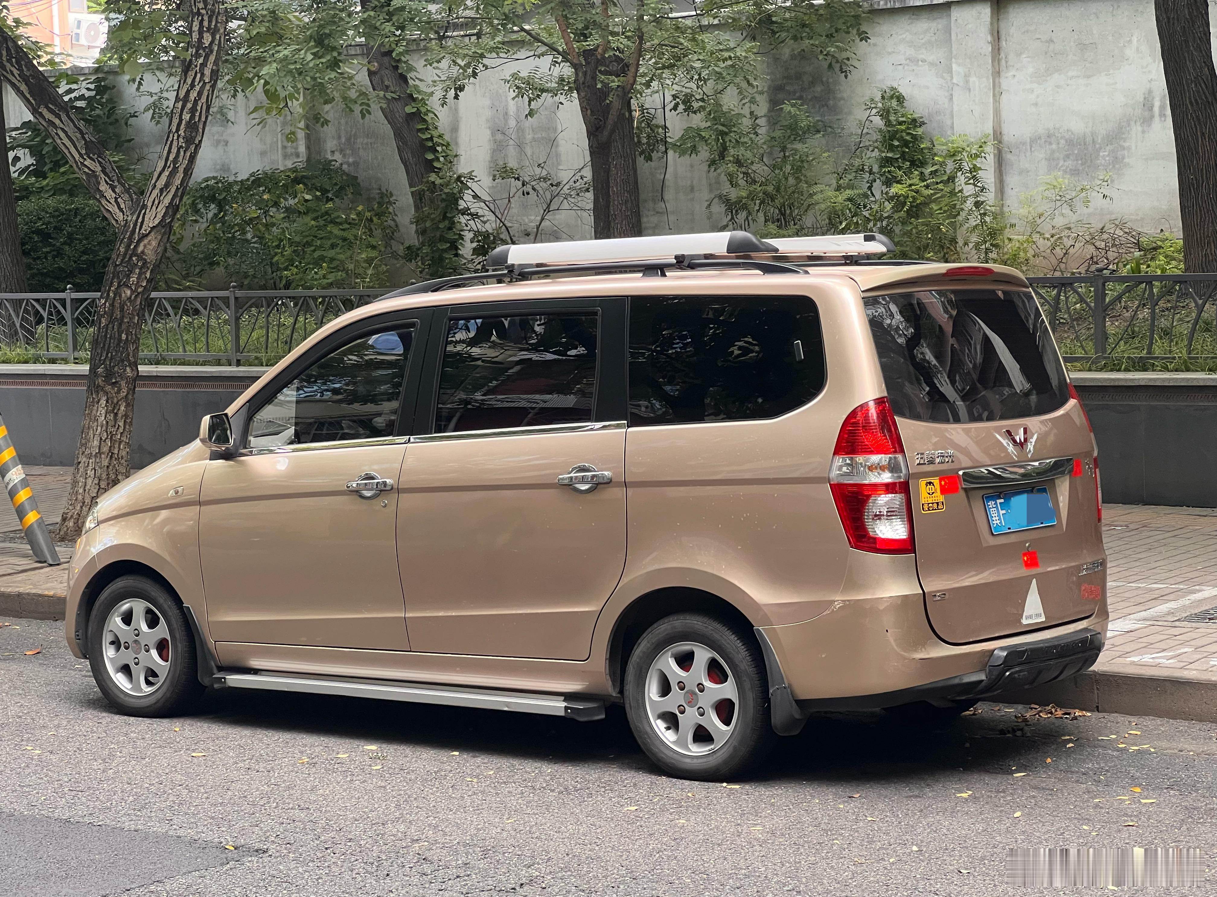 我去，闪亮如新的……初代五菱宏光？！一般这车都是商住两用，比如媳妇老家那辆我开过
