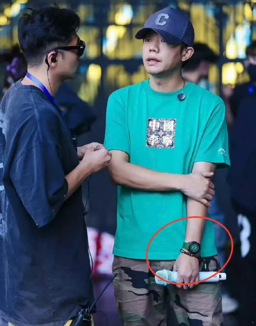 公开戴不雅手表是否涉传播淫秽物品说实话，曾毅这手表戴手上，大老远的真没看出是个啥