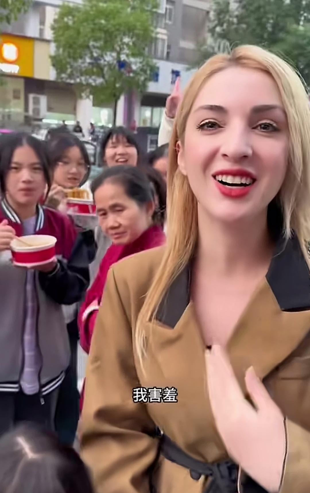 对于索菲亚妈妈这样的适龄外国女士，我觉得可以免签，只要来中国，不用看学历，立马给