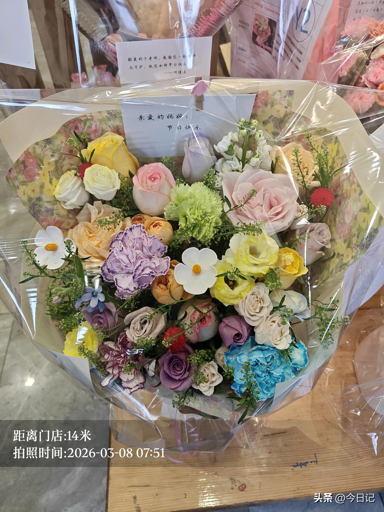 今年三八送花与往年有点不同，
往年每到节日都是男人送女人花，
节日送花成了惯例，