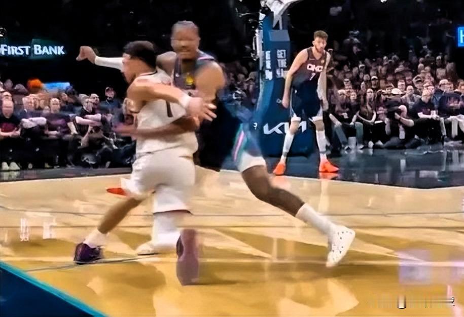 布克真是来搞笑的！在今日雷霆对阵太阳的第二节比赛中，布克被杰威迎面生断，半场已经