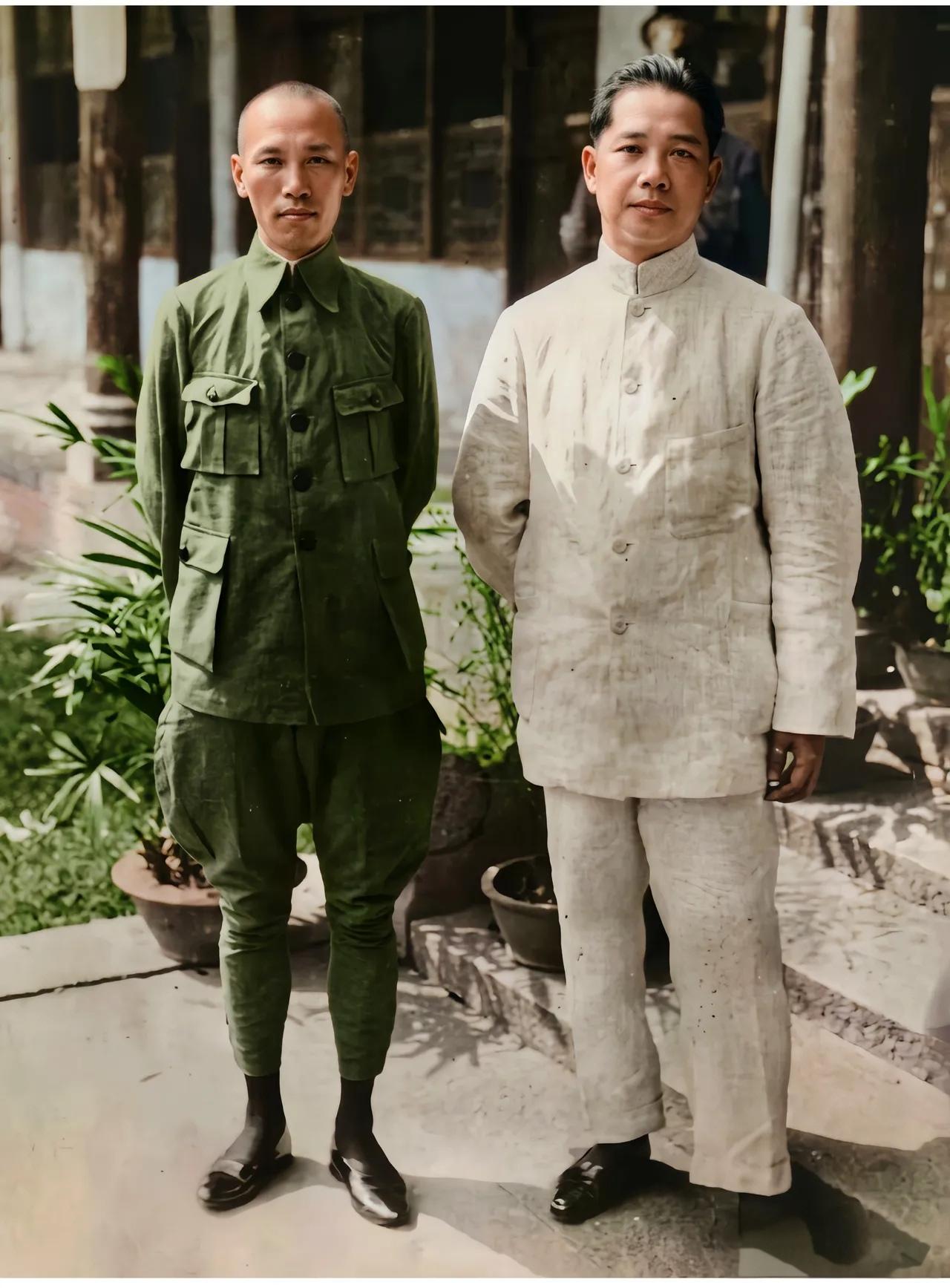 什么人都是凡人。
1927年，蒋与汪在广州。蒋40岁，汪44岁。
瘦长腿，中山装