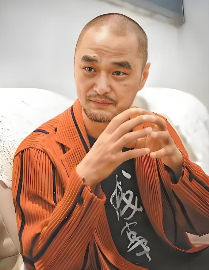 身价10亿的冯唐在家泡茶时，身上常带的一块玉突然碎了！当天晚上他高烧不退，医生也