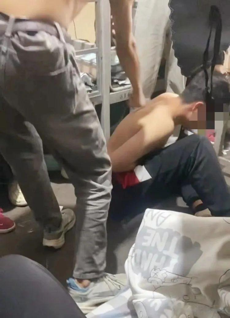 一中专生遭同学收“保护费”：从10点打到凌晨2点，螃蟹夹下体
山西大同的一所学校