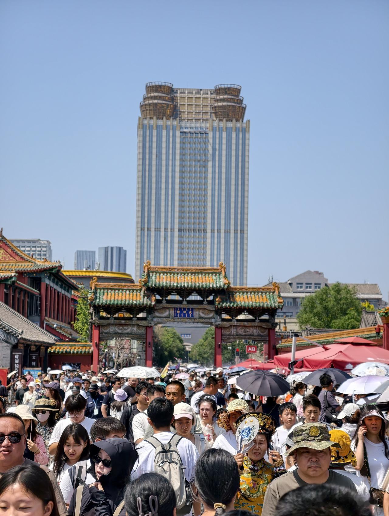在沈阳故宫门前，看到一个高楼，听说它有很多故事…
 
昨天来到沈阳故宫游玩，站在