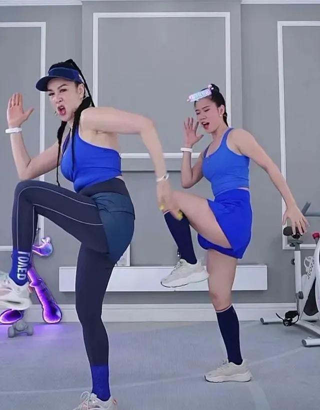 曾经的童年女神，现在在直播间里这么面目可憎的教人健身。图什么？这美吗，这体型怎么