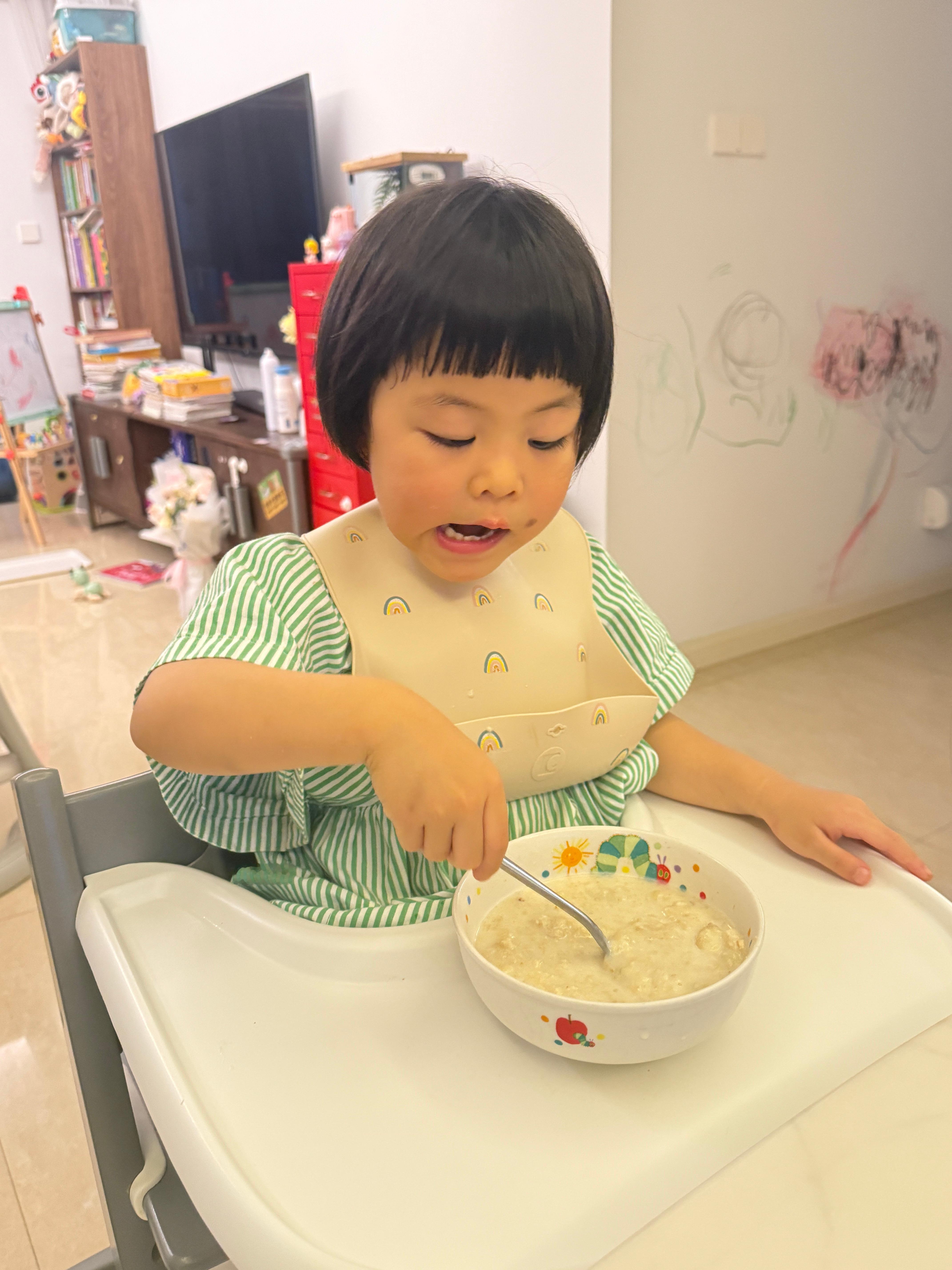 球菇饿了旅蛙说我亲自下厨来给球宝做晚饭结果是跑出来一碗无糖香蕉燕麦球宝居然非常爱