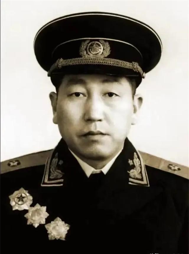 1947年，一个副司令路过湖北黄安时，经过老家村子，就上前敲开了自家大门，十八年
