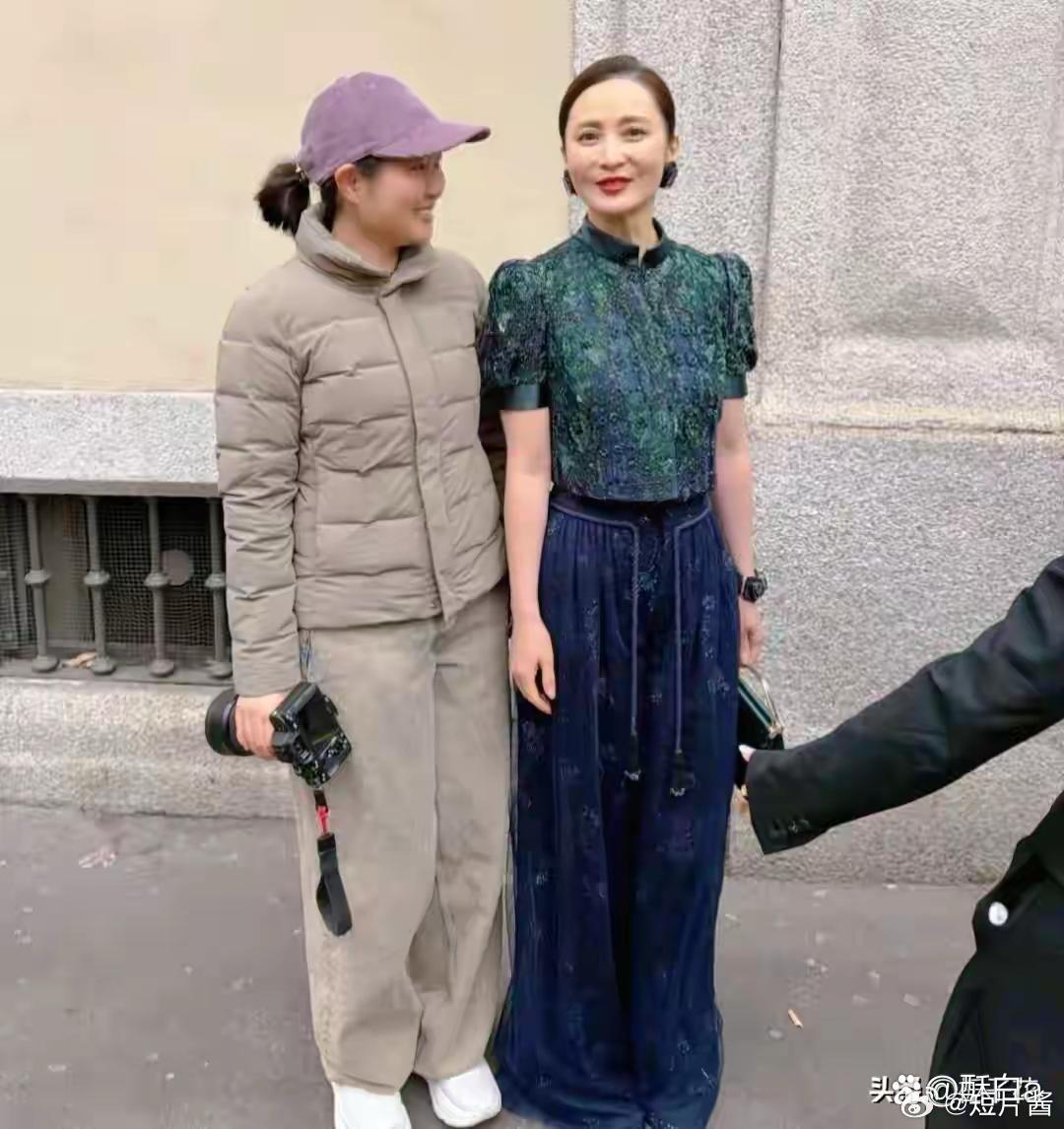 50岁蒋勤勤在意大利逛街被偶遇，她穿着半身裙，衣服修身，似名媛也太美了吧 