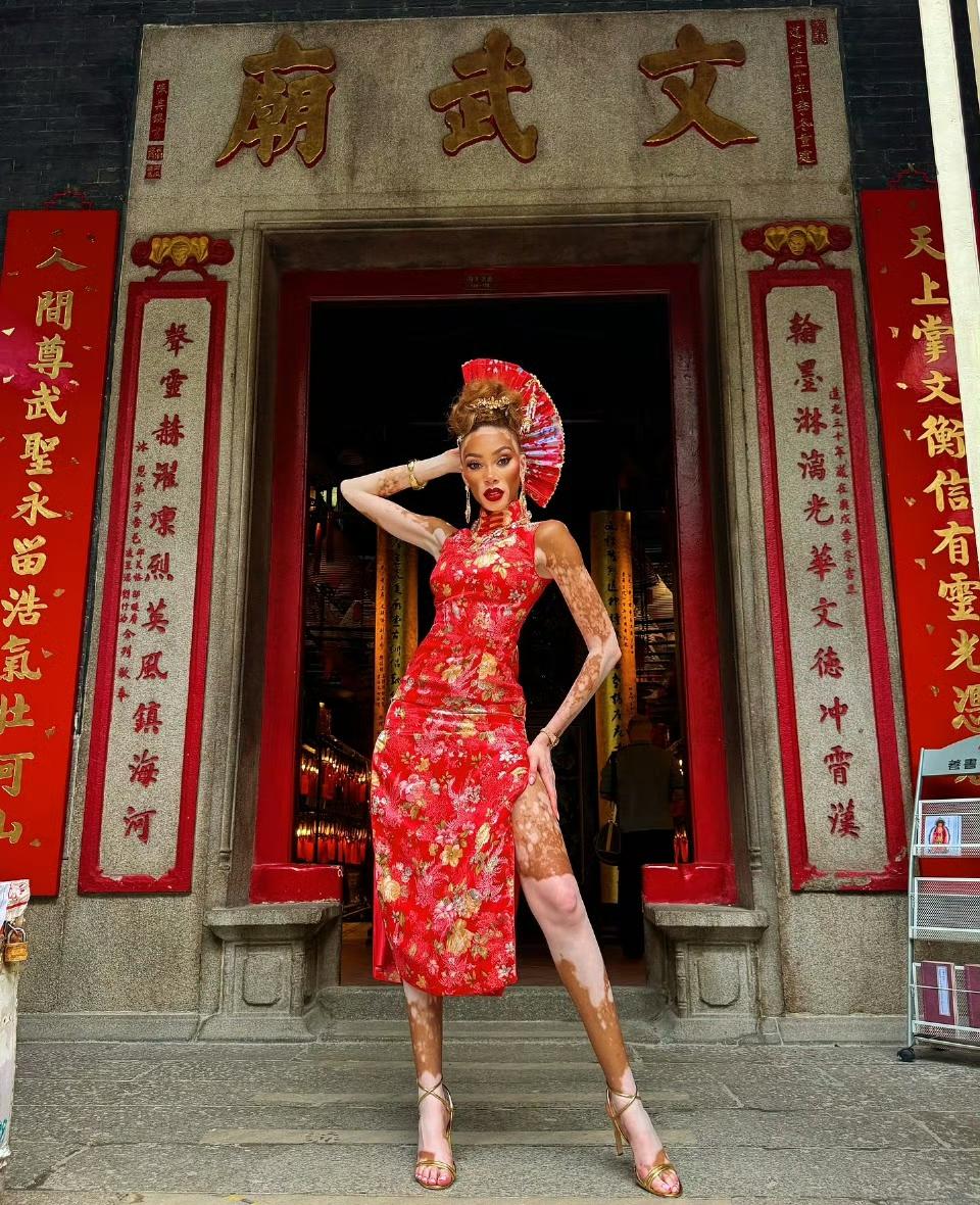 气质好！库兹马女友爱上中国旗袍！

NBA球星库兹马在近几年经常来中国参加活动和