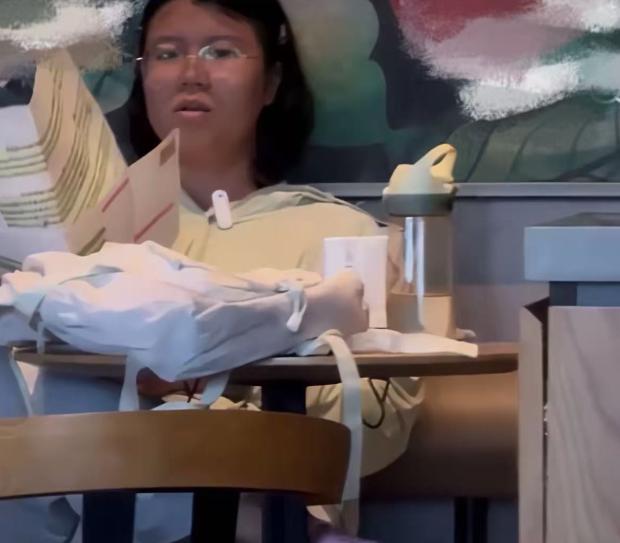 “还没考上公务员就这么嚣张，如果考上了那还得了？”一个女生备考公务员，跑到家附近