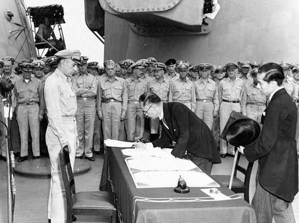 1946年11月，最后一艘遣返日本人的轮船开船前，负责遣返的李修业将军登上甲板，