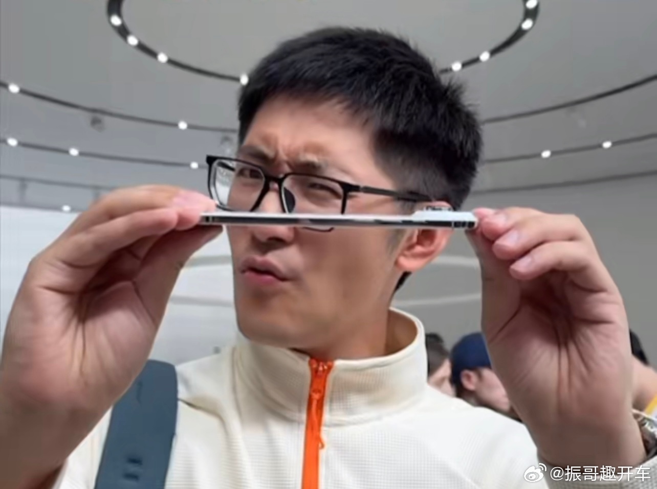 影视飓风Tim现场掰了iPhone 掰不掰的弯不知道，但是这么薄坐一下绝对会弯，