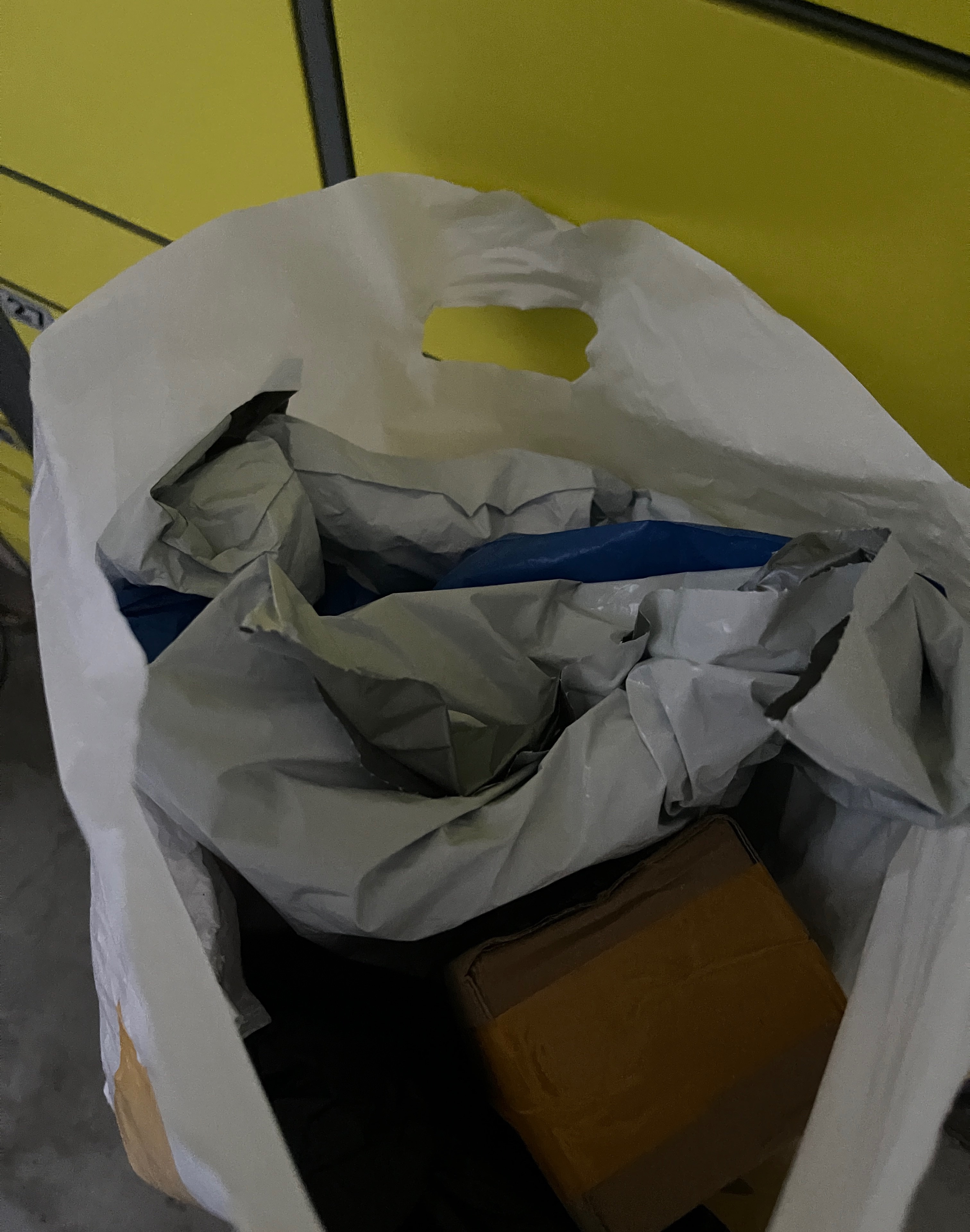 退货千万不要提前给取件码很少有退货，退货都是把取件码写在外箱上，然后直接放电梯里