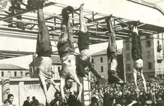 1945年，墨索里尼的情妇被处决后倒吊在广场上，短裙垂下来，整个人一览无遗。围观