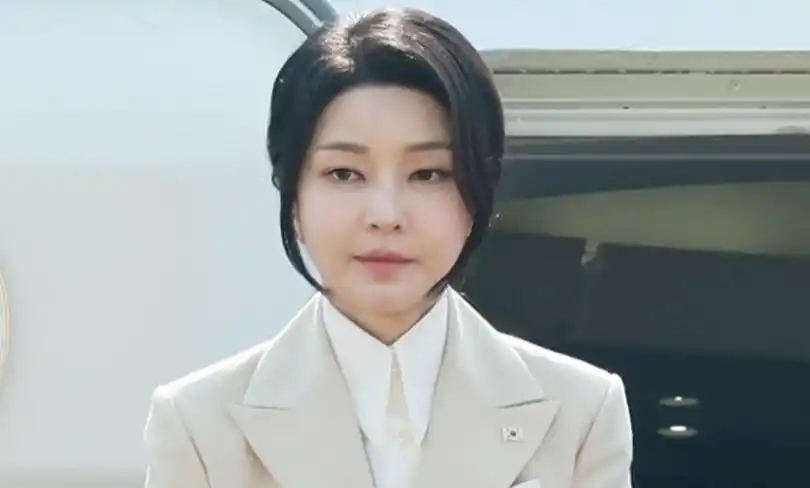 #韩国前总统夫妇同时被捕#【#韩国前第一夫人被拘押#】当地时间8月12日深夜，韩
