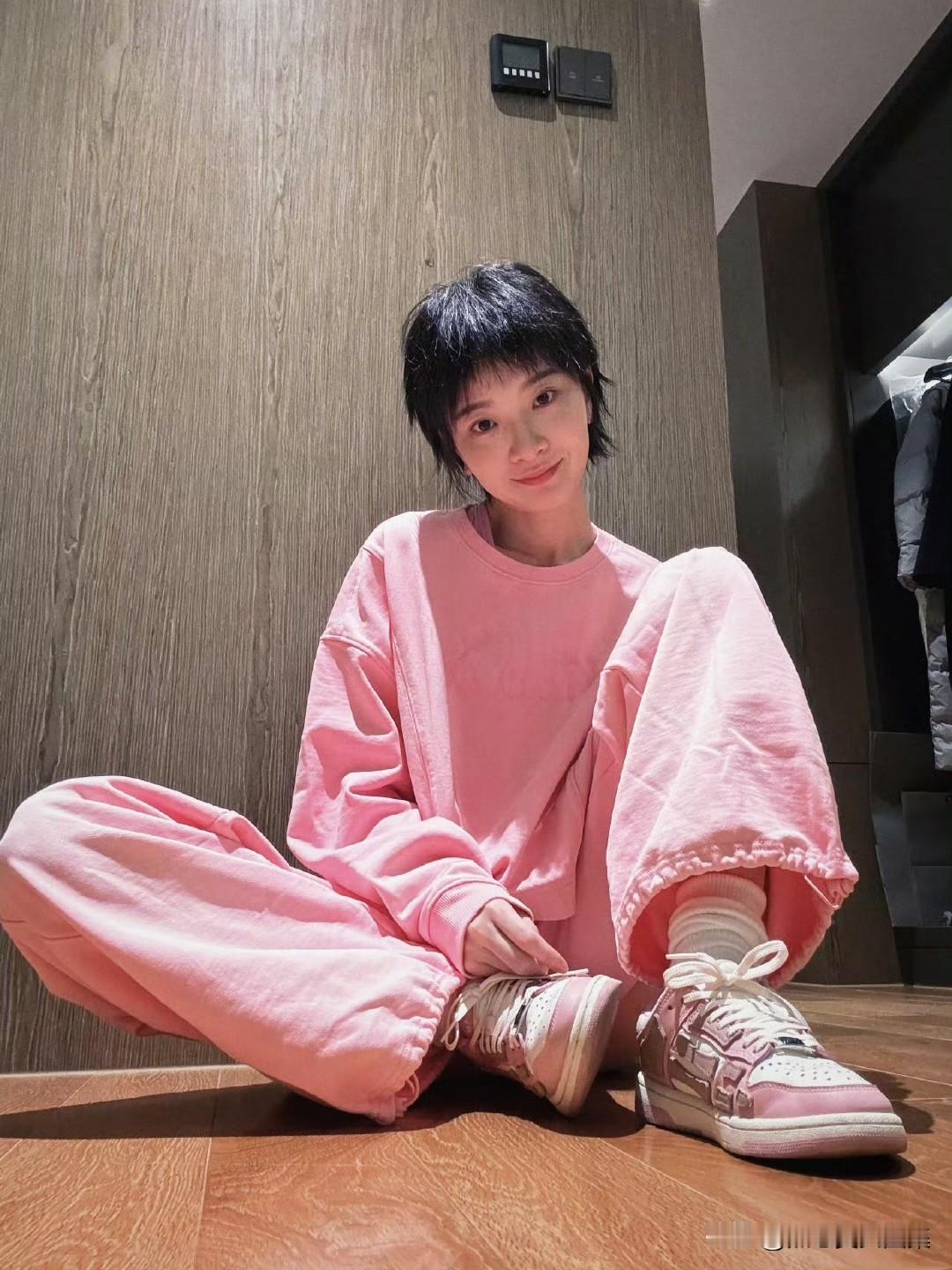 今年冬天的不同 今年冬天史策短发白衣私服造型，青春少女感爆棚！认识史策是在《一年