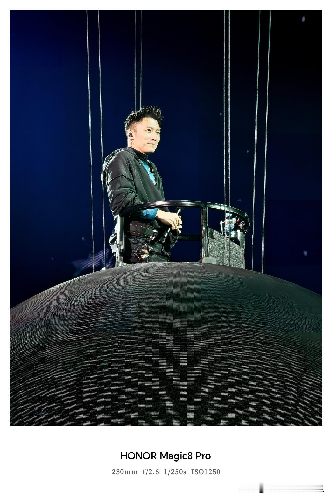 用体验官推荐的手机去拍他的演唱会是什么效果？
---谢霆锋「Evolution 