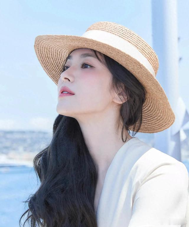 宋慧乔南法海边照惹争议 拒绝装嫩不拼气场 这松弛感撕下多少伪精致 
