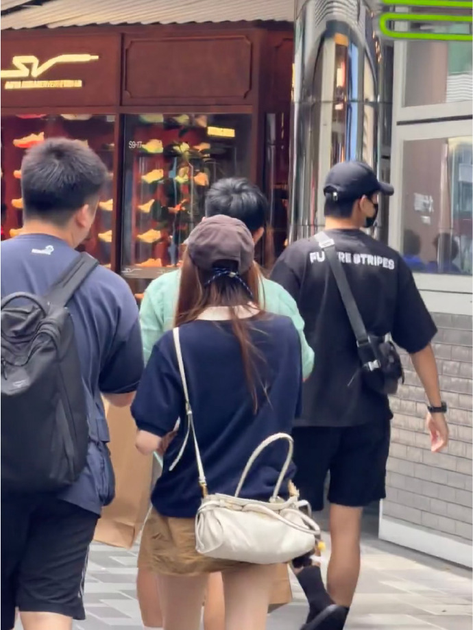 网友三里屯偶遇李现逛街 偶遇李现！ 