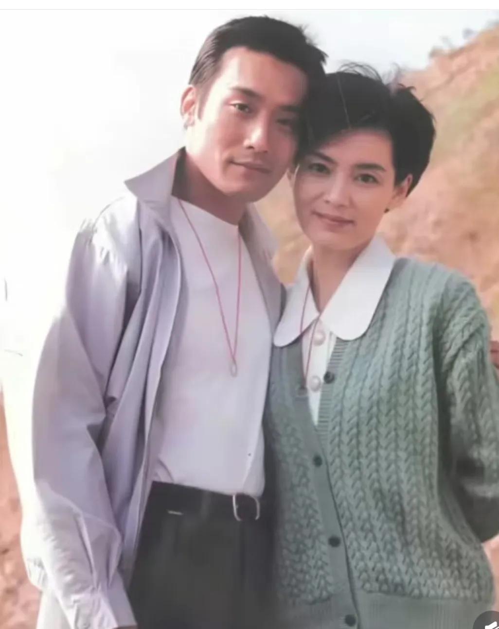 年轻时的潘红和梁家辉的合影。潘虹身高长相气质是那个时代唯一可以和港台明星并列。梁