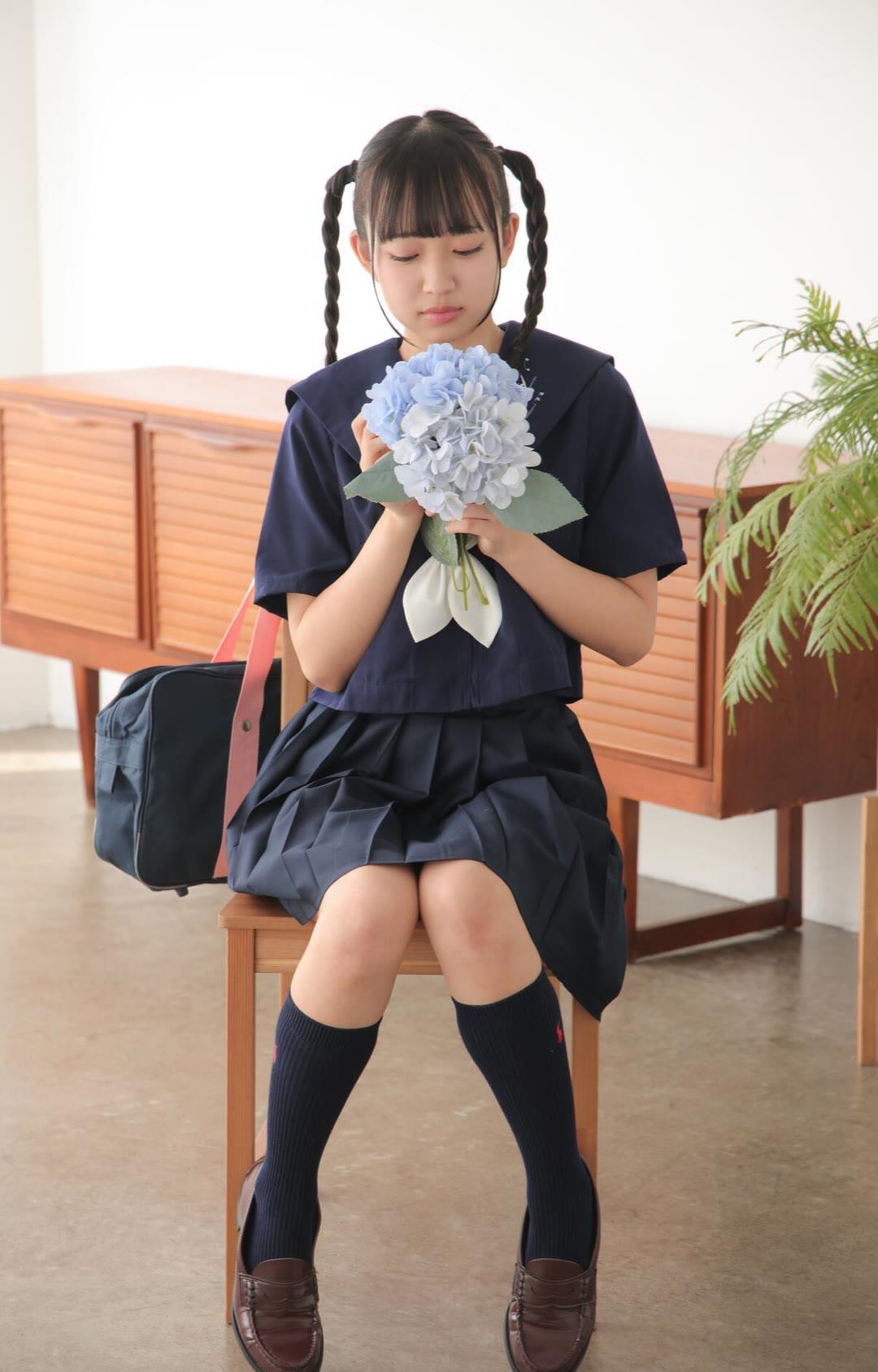 校园少女手捧花束，静坐木椅，清新自然。