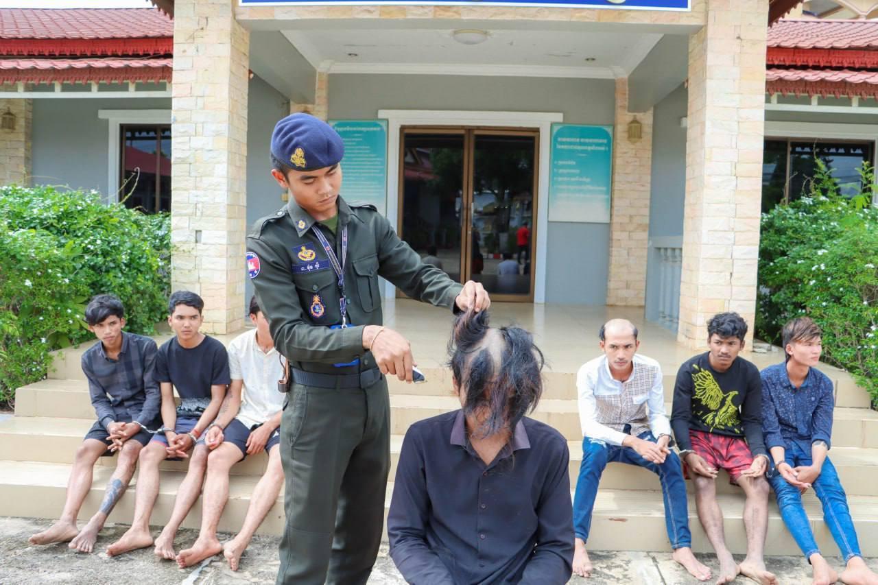 不良少年被剃阴阳头：柬埔寨警察抓到了一伙不良青年，这伙人平时打架斗殴，经常惹事生