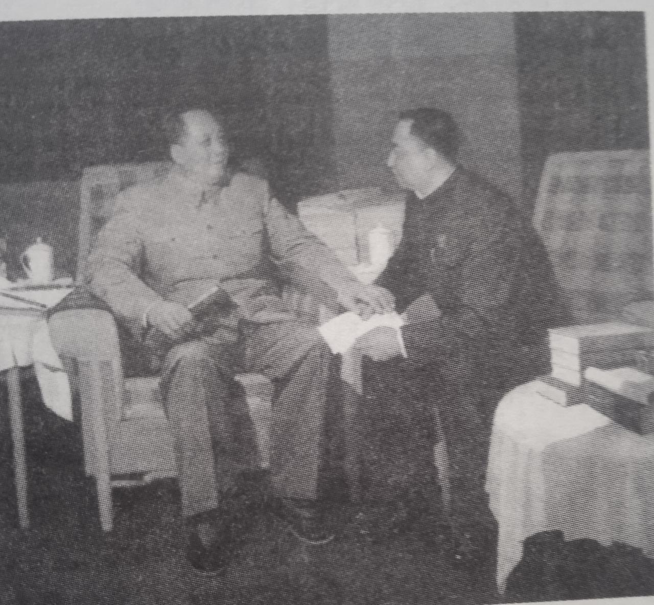 毛主席与华国锋。
     1970年12月18日，毛主席和斯诺谈话吋，提及了华
