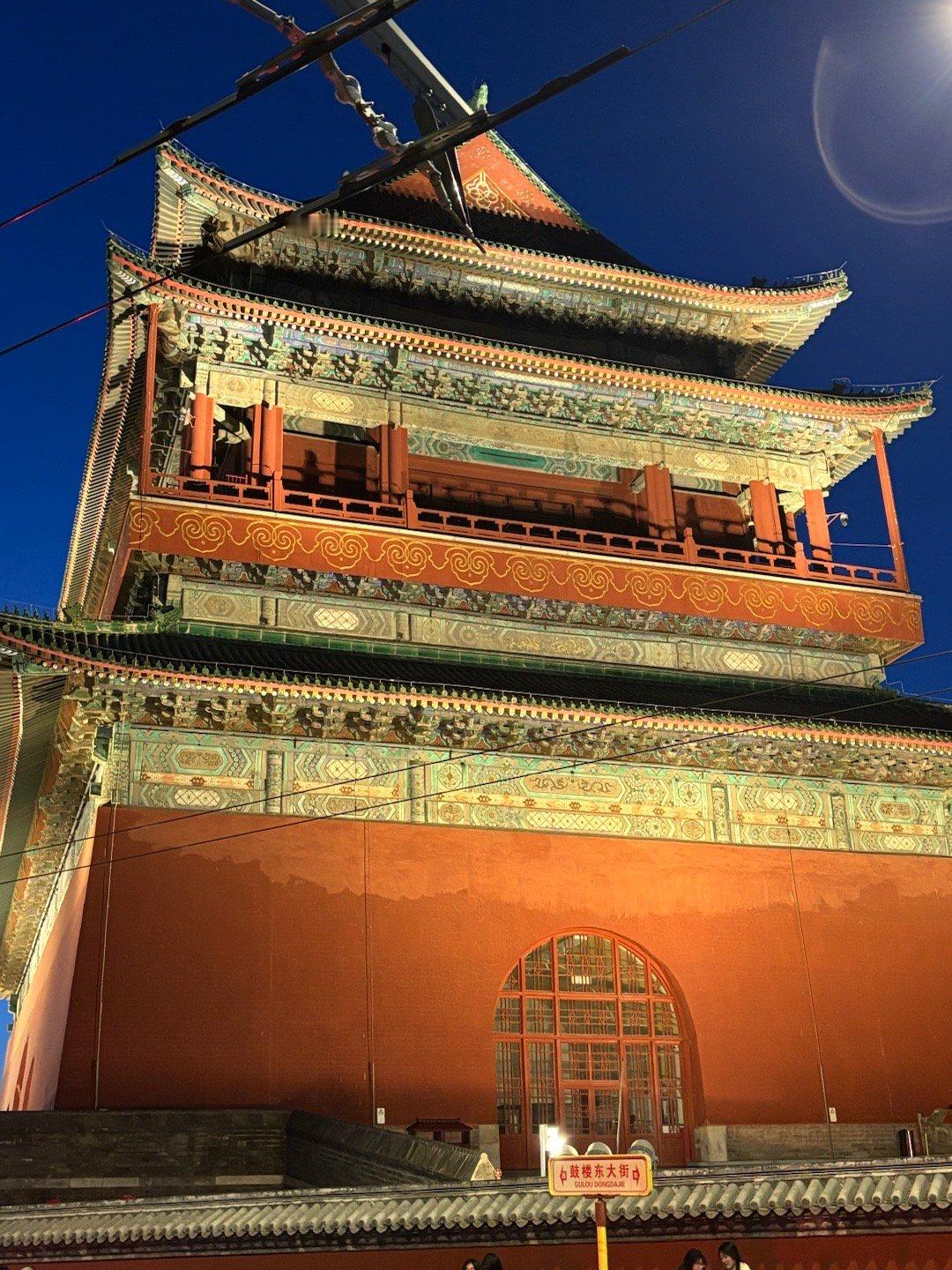 鼓楼已经成为网红小女小哥打卡地，而后海酒吧一条街似乎已经被各种烤肉、炸酱面和真假